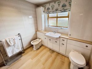 Shower room- click for photo gallery